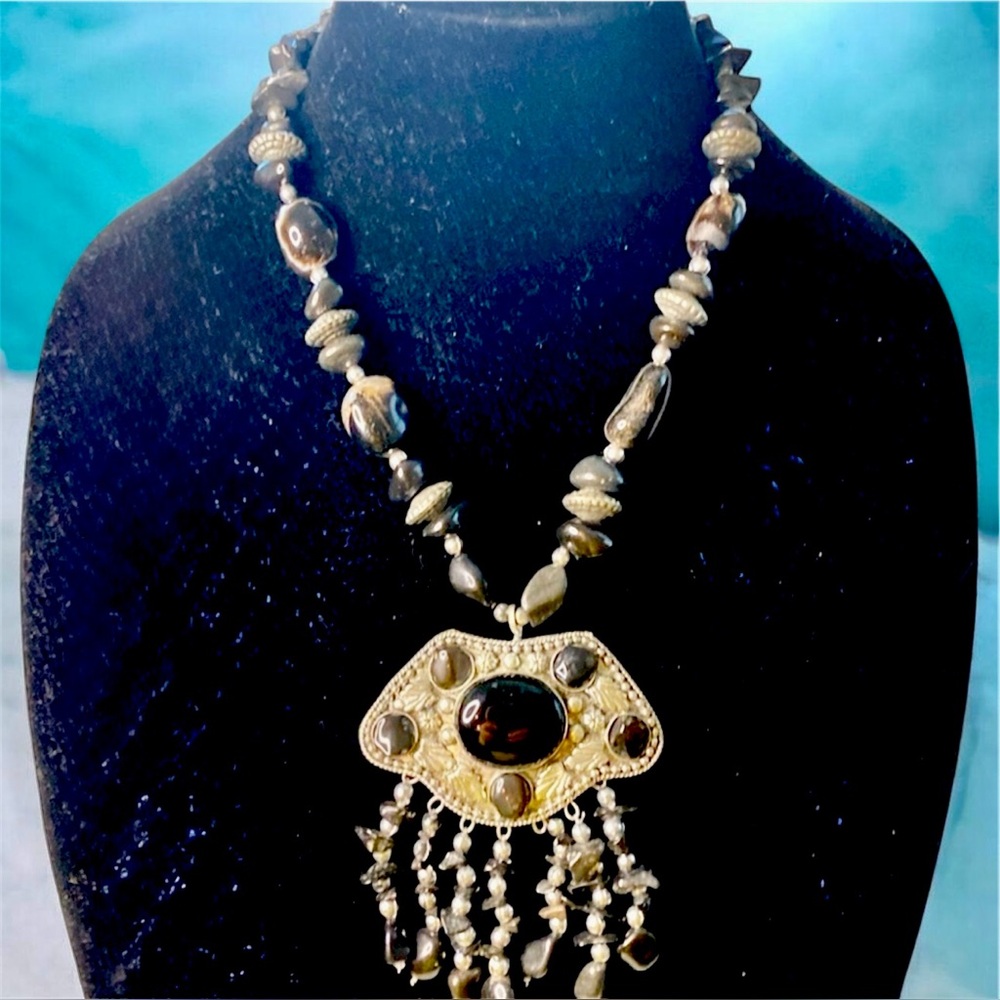 Agate and Silver Metal chunky necklace